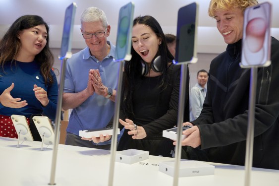 Apple quarterly revenue increases, even as China sales decline 11%